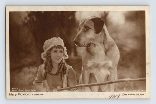Mary Pickford seated beside large dog in film scene still from Die kleine Mutter Ross Verlag postcard