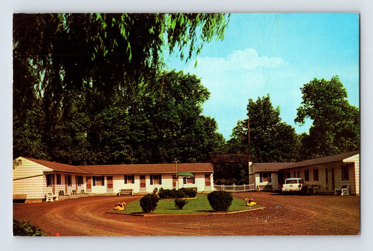 Mount Bethel Pennsylvania Blue White Motel motor court chrome postcard showing curved driveway and guest cabins