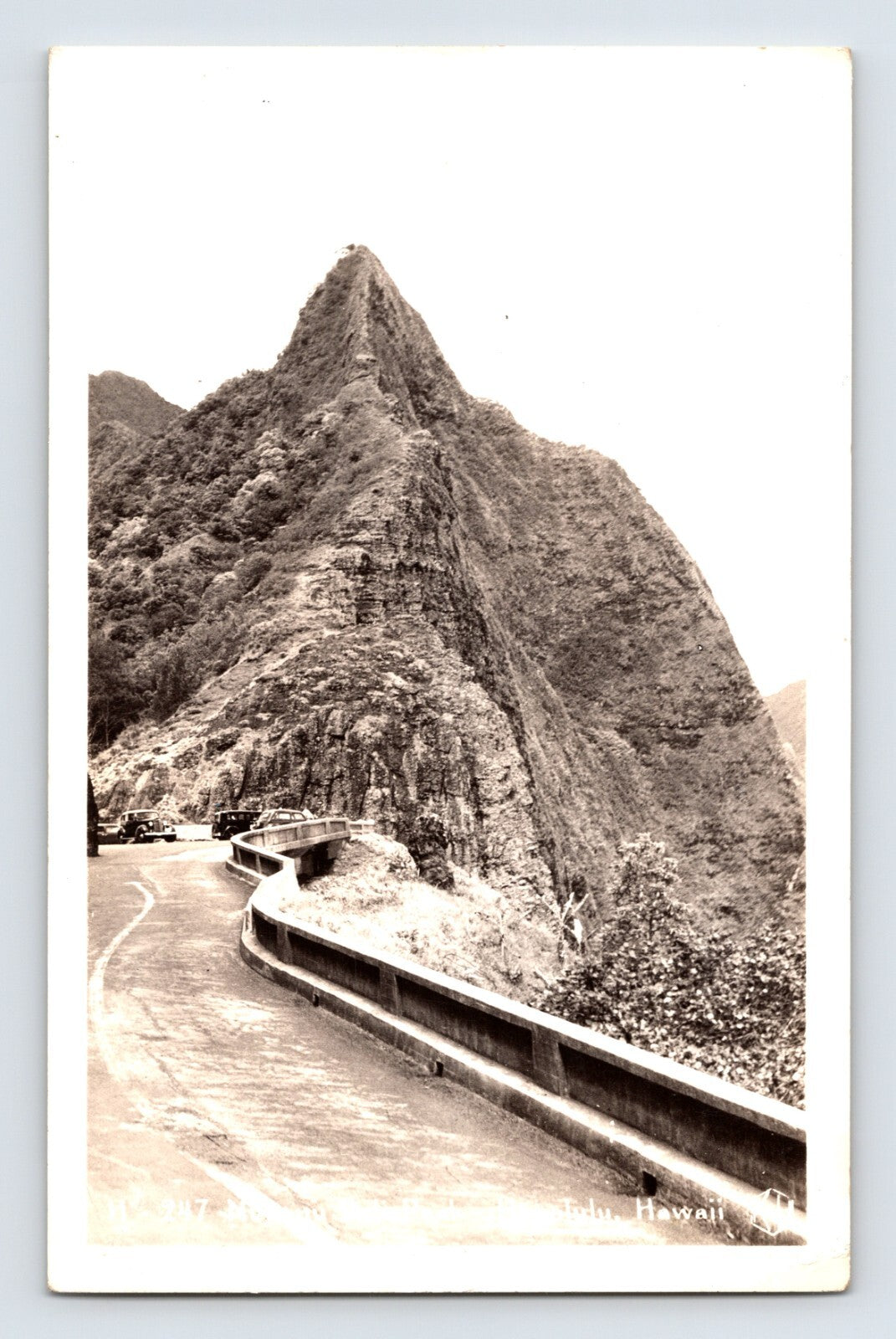 Honolulu Hawaii Nuuanu Pali mountain road guardrail cliff ridge 1940s RPPC postcard