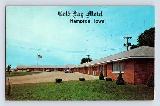 Hampton Iowa Gold Key Motel roadside motor court buildings 1970 postcard