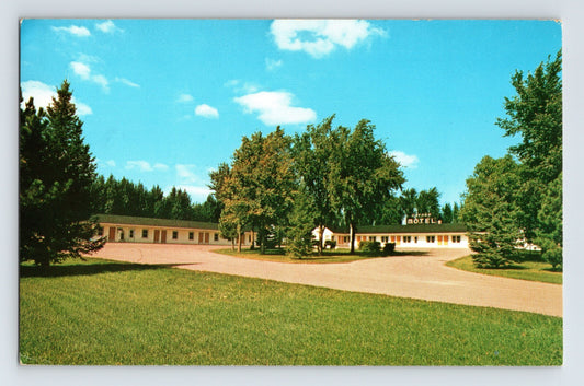 Worthington Minnesota Oxford Motel roadside lodging buildings lawn 1960s chrome postcard