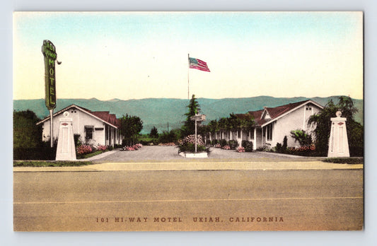 Postcard front shows 101 Hi-Way Motel Ukiah California hand-colored cottages roadside sign 1920s unposted