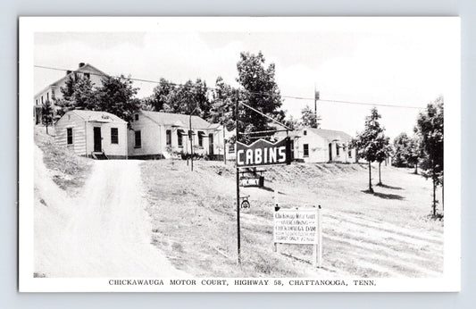 Postcard front showing Chickawauga Motor Court cabins along Highway 58, Chattanooga, Tennessee, with roadside CABINS sign and row of detached units on graded hillside; 1940s unposted.