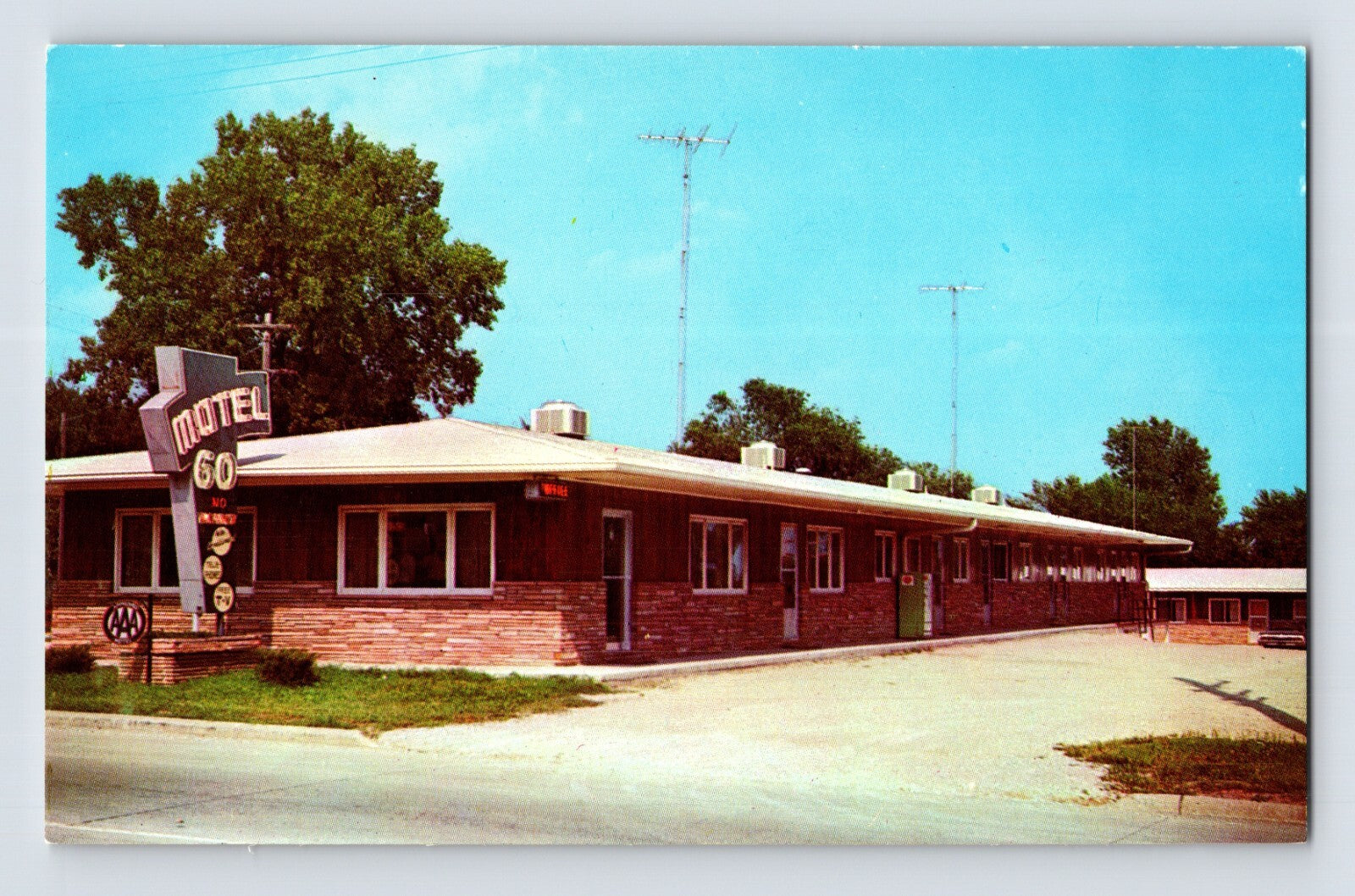 Centerville Iowa Motel 60 roadside motor lodge single story parking lot 1960s chrome postcard